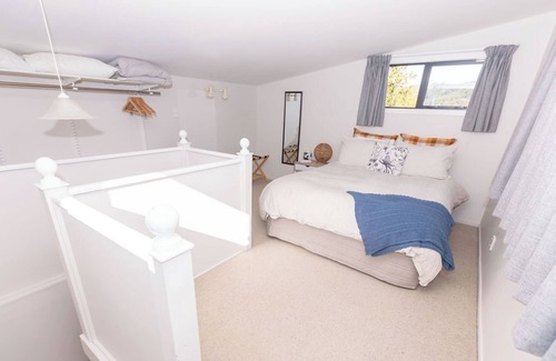 Ngatimoti Other | Inviting Country Cottage with Breakfast and Kitchen Awaits