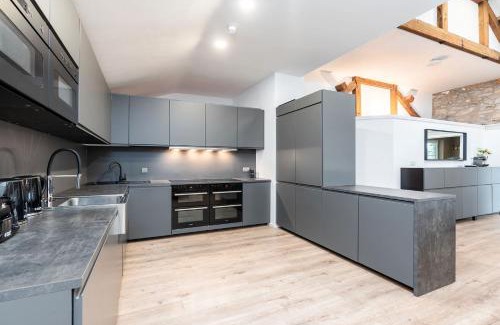 Tissington House | Pet-Friendly Dovedale Manor: 4-Star Retreat with 9.5 Rating