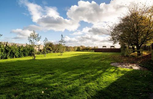 Tissington House | Pet-Friendly Dovedale Manor: 4-Star Retreat with 9.5 Rating