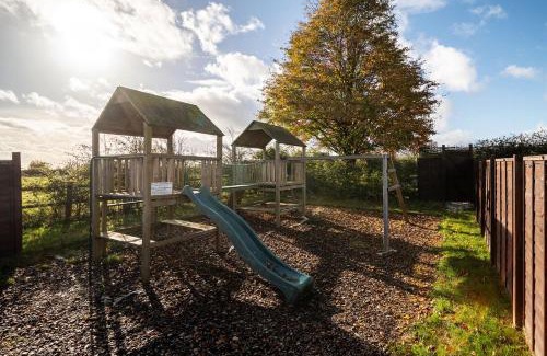 Tissington House | Pet-Friendly Dovedale Manor: 4-Star Retreat with 9.5 Rating
