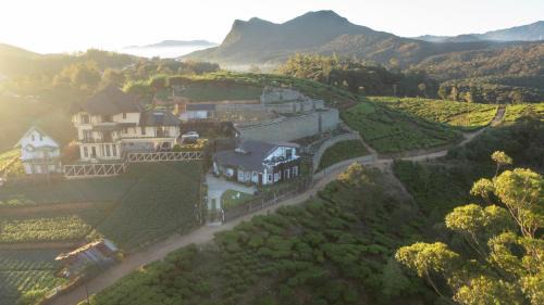Nuwara Eliya Hotel | Exceptional Dover Cottage: Family-Friendly with Pool & Dining