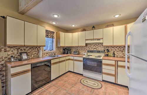East Dover House | Exceptional Dover Home: 7 Mi to Mount Snow Resort