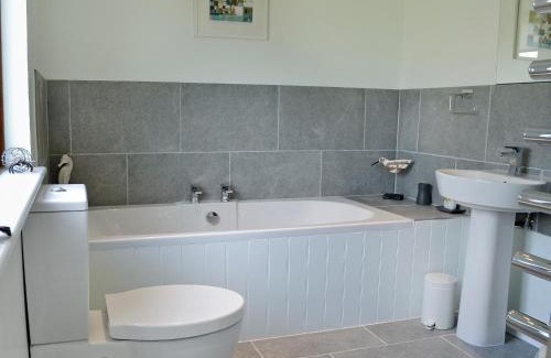 Truro House | Inviting Dover Row Cottage: Family-Friendly 4-Star Retreat