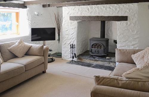 Truro House | Inviting Dover Row Cottage: Family-Friendly 4-Star Retreat