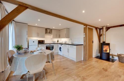 Broad Oak House | Pet-Friendly Retreat at Doves Barn – Guest Rated 9.5/10