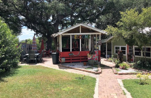 Bebe House | Down The Guadalupe From NB & 3 Hours to TX Coast! On Riverbank- sleeps 18