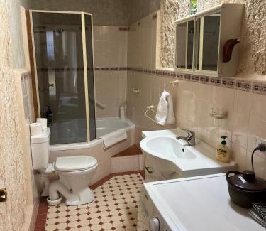 Coober Pedy House | Family-Friendly Retreat at Down to Erth B&B - Rated 9.7/10