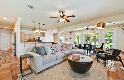 San Leanna House | Relaxing Texas Retreat with Pool, Hot Tub & Ocean Views