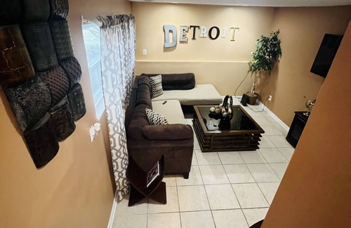 Detroit House | Downriver home that sleeps 12