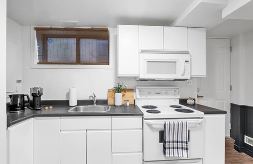 Old Town Apartment | Cozy Downtown 1 Bedroom Apartment - Family Friendly Stay