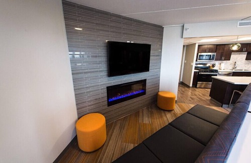 Downtown Des Moines Apartment | Downtown 1BR: Ideal Location with Free Parking & Top Rating