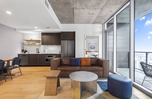 East Cesar Chavez Condo | Elegant Downtown 2 Bedroom Suite with Pool and Breakfast
