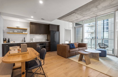 East Cesar Chavez Condo | Elegant Downtown 2 Bedroom Suite with Pool and Breakfast