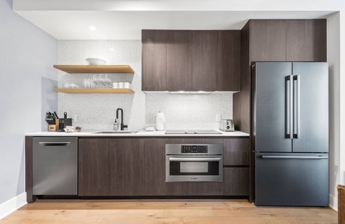 East Cesar Chavez Condo | Elegant Downtown 2 Bedroom Suite with Pool and Breakfast