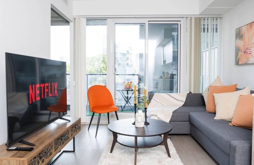 Garden District Hotel | Downtown 2BR - 5 min to Eaton Centre