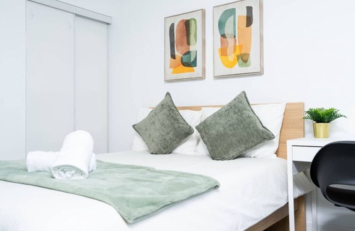 Garden District Hotel | Downtown 2BR - 5 min to Eaton Centre