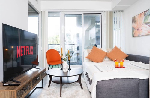 Garden District Hotel | Downtown 2BR - 5 min to Eaton Centre