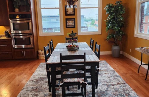 Paducah Condo | Exceptional Downtown Condo with Pool, 3 Blocks from Broadway