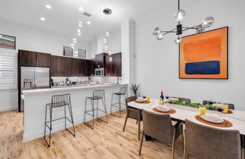 Downtown Dallas House | Downtown~3 Bedroom Ensuite~Walkscore 88~Convention