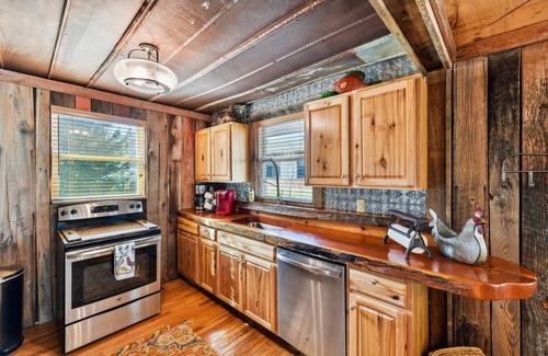 Blowing Rock House | Pet-Friendly Downtown Retreat with Outdoor Space
