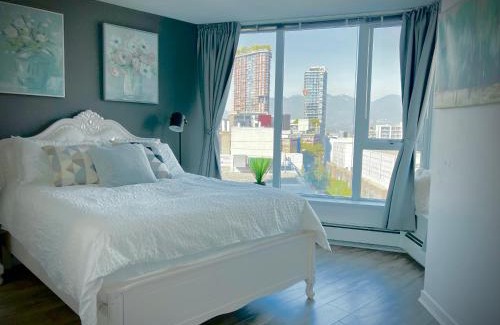 Crosstown Apartment | Stylish 4bd Downtown Retreat with Pool & Free Parking