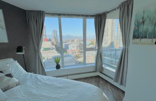 Crosstown Apartment | Stylish 4bd Downtown Retreat with Pool & Free Parking