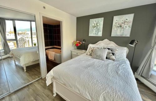 Crosstown Apartment | Stylish 4bd Downtown Retreat with Pool & Free Parking