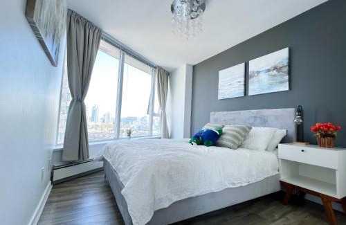 Crosstown Apartment | Stylish 4bd Downtown Retreat with Pool & Free Parking
