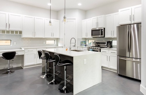 East Cesar Chavez House | Experience a 5 Bedroom Retreat with Golf Green & Lake Access