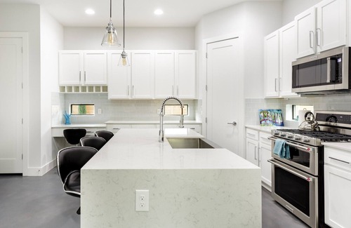 East Cesar Chavez House | Experience a 5 Bedroom Retreat with Golf Green & Lake Access