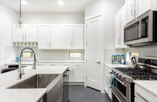 East Cesar Chavez House | Experience a 5 Bedroom Retreat with Golf Green & Lake Access