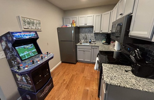 Downtown Albany Apartment | Pet-Friendly 2 Bedroom with Workstation in Downtown Albany