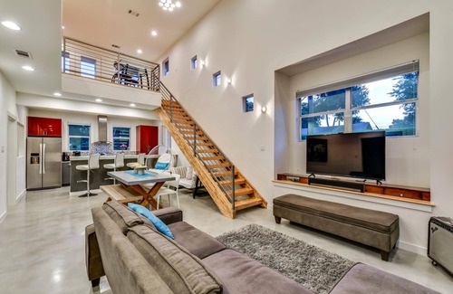 Holly House | Downtown Austin Retreat with Hot Tub, Fire Pit & Golf Green