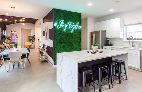 Govalle House | Discover Comfort: Pool, Hot Tub & 5 Mins to Downtown