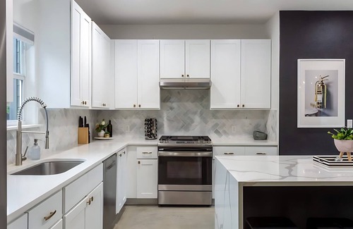 Govalle House | Discover Comfort: Pool, Hot Tub & 5 Mins to Downtown
