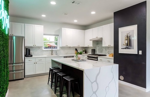 Govalle House | Discover Comfort: Pool, Hot Tub & 5 Mins to Downtown