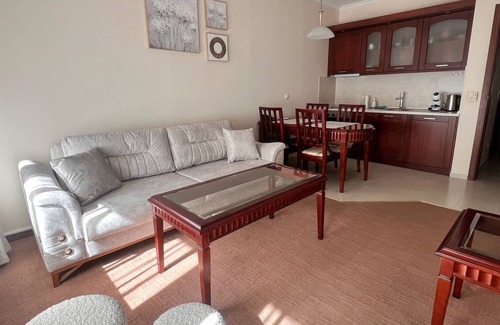 Shiligarnika Apartment | Convenient Hotel Steps from Slopes with Spa & Hot Tub