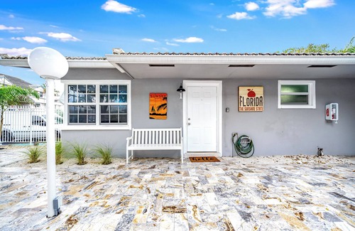 Coral Ridge Apartment | Downtown Beach Studio Unit! Walk To Beach+Shops!