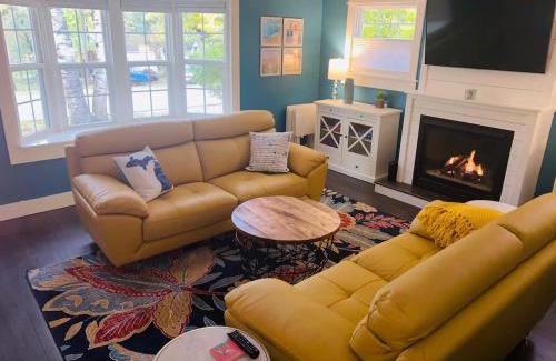 Bellaire House | Dog-Friendly House with Biking & Walk to Downtown Fun