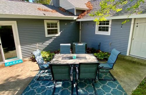 Bellaire House | Dog-Friendly House with Biking & Walk to Downtown Fun