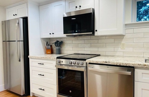 York Apartment | Ideal Downtown Bellingham Suite with Kitchen & Breakfast