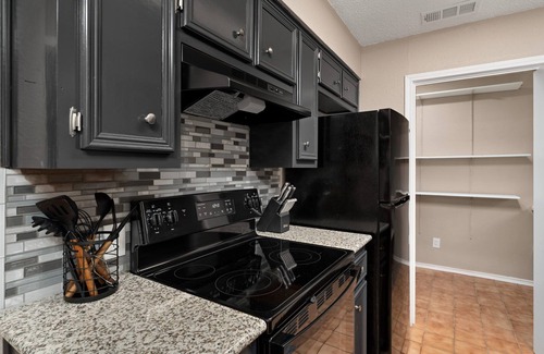Blanco House | Downtown Blanco Family Retreat with Kitchen & Breakfast