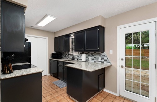 Blanco House | Downtown Blanco Family Retreat with Kitchen & Breakfast