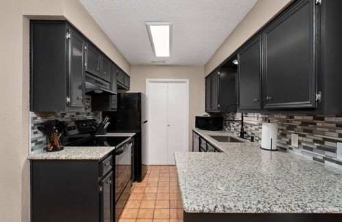 Blanco House | Downtown Blanco Family Retreat with Kitchen & Breakfast