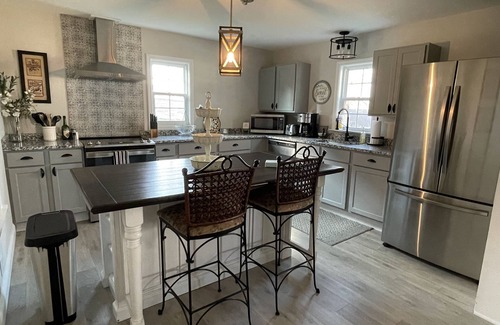 Washington House | Guest Rated 10/10: Downtown Boho Bungalow with Kitchen
