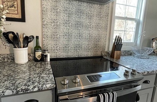 Washington House | Guest Rated 10/10: Downtown Boho Bungalow with Kitchen