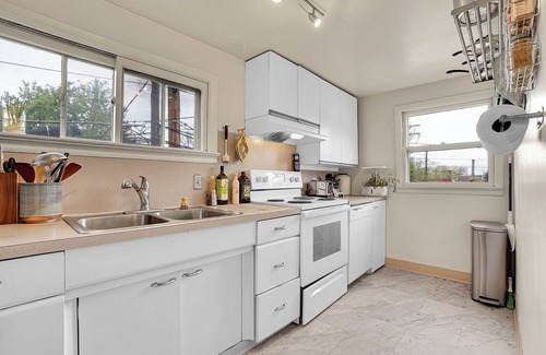 Whittier Apartment | Downtown Boulder spacious 2-bedroom apartment in Boulder with a carport