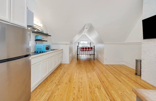 Brunswick House | Convenient Downtown Brunswick Retreat with Breakfast Included
