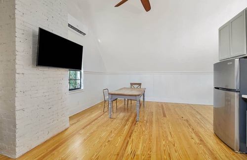 Brunswick House | Convenient Downtown Brunswick Retreat with Breakfast Included