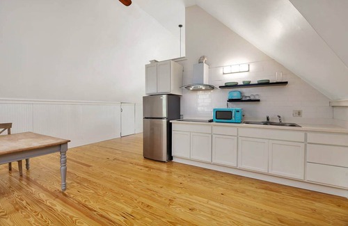 Brunswick House | Convenient Downtown Brunswick Retreat with Breakfast Included